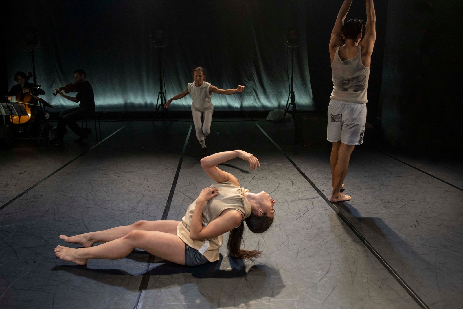 Compagnia Simona Bertozzi, Tra le linee