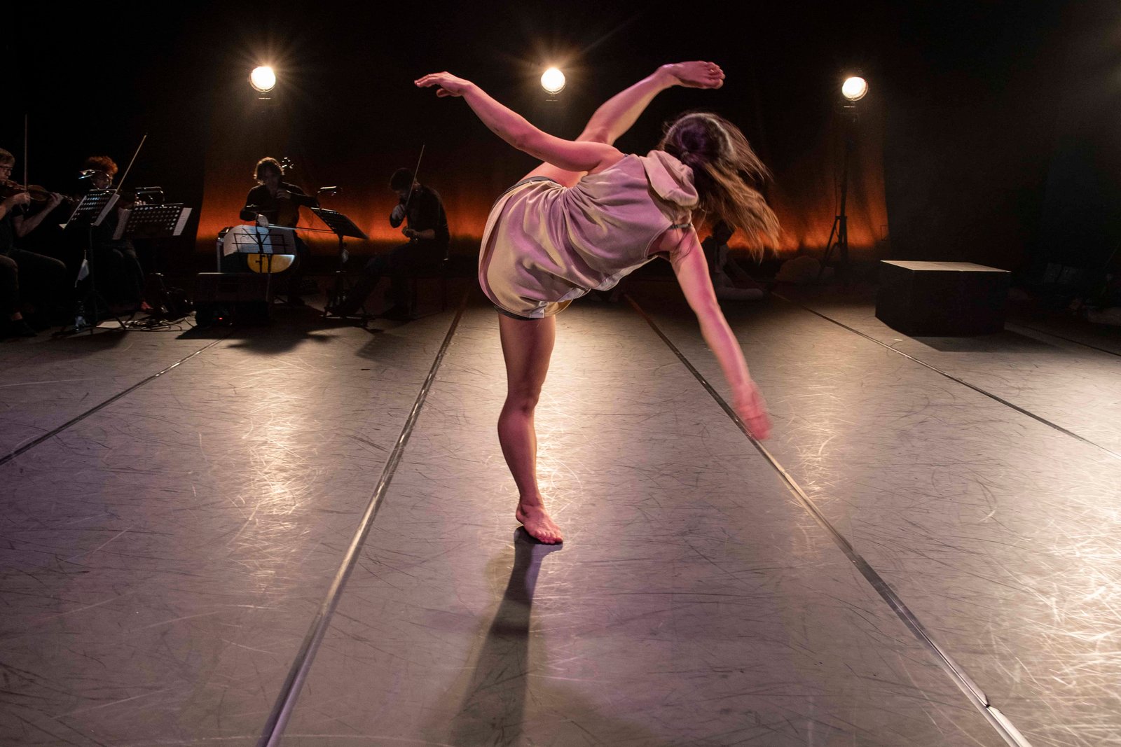 Compagnia Simona Bertozzi, Tra le linee